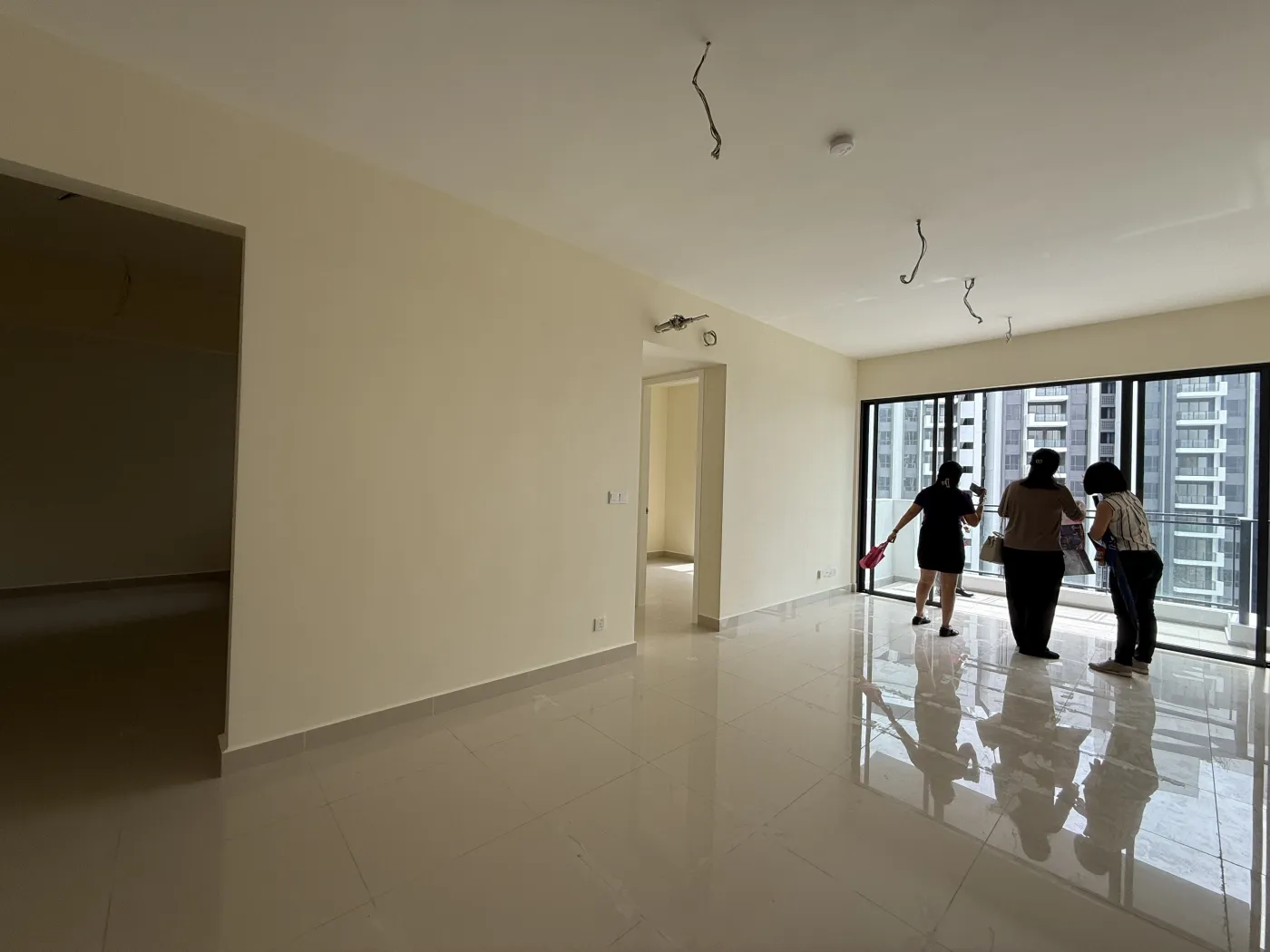 GEM Residences 未配备家具的起居室实景照片