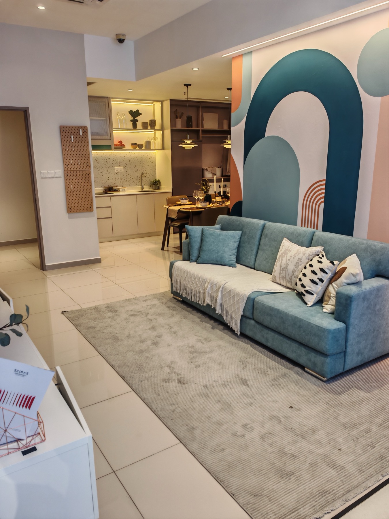 Seiras Residences 样板间客厅、餐厅和厨房区域